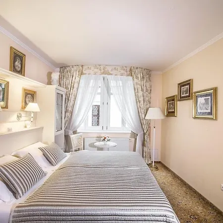 Aura Palace And Wellness 4* Κάρλοβι Βάρι