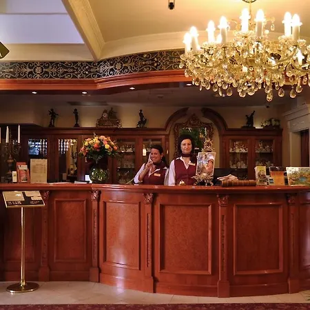 Aura Palace And Wellness 4* Κάρλοβι Βάρι