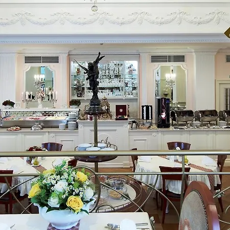 Aura Palace And Wellness 4*